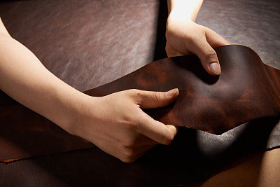 当皮革变湿时该怎么办：3个关键步骤